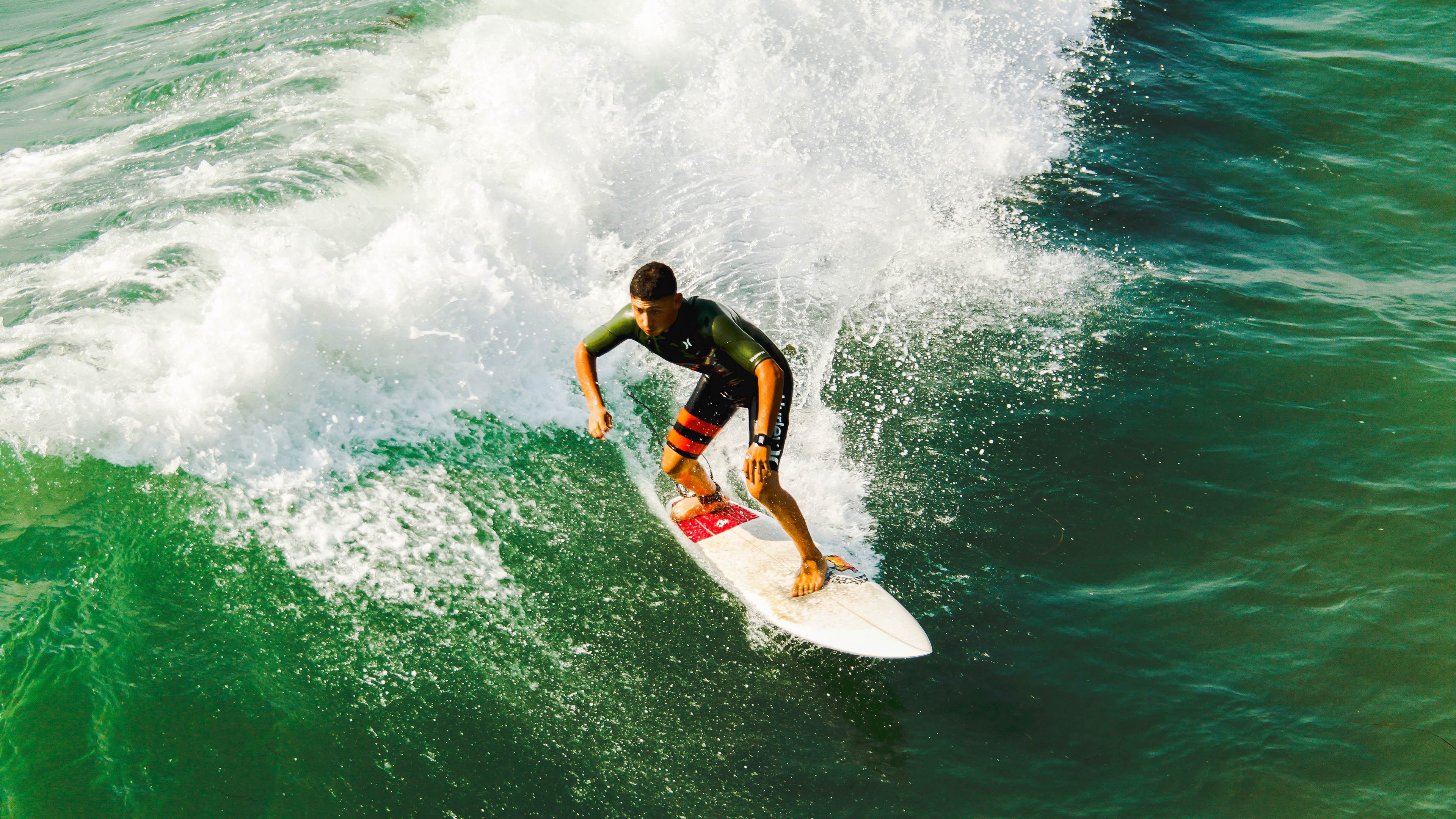 曼城力挽狂澜赛进四强，夺冠前景平路漫漫，曼城最精彩的比赛